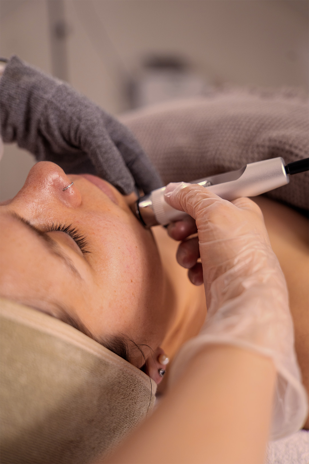 img_soins_esthetique_medicale person holding dropper